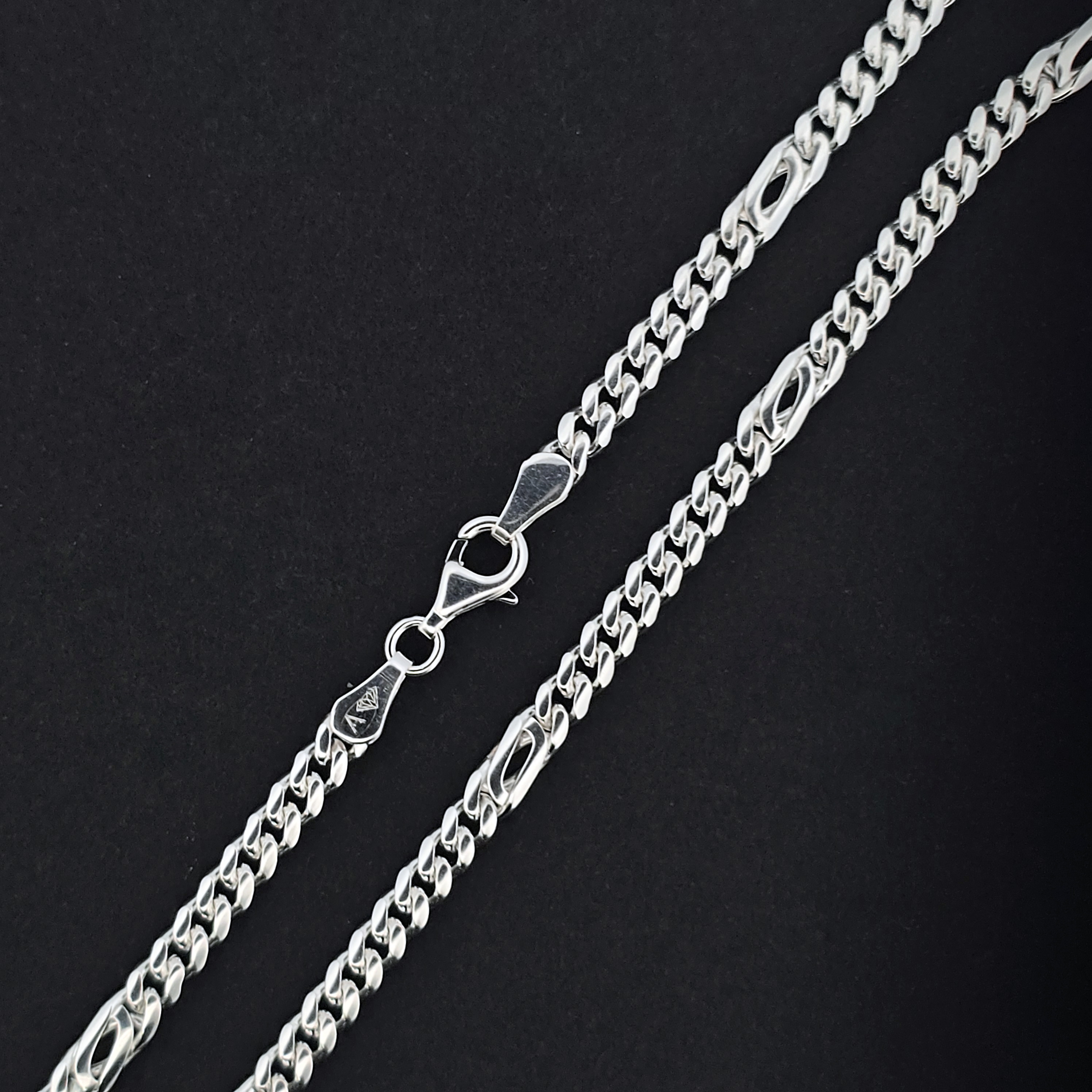 zilveren collier met een lengte van 50 cm , schakel van 5 mm breed.